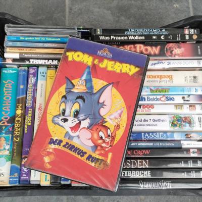 Kiste voll (40) originale Blu-rays, VHS, CDs, DVDs - thumb