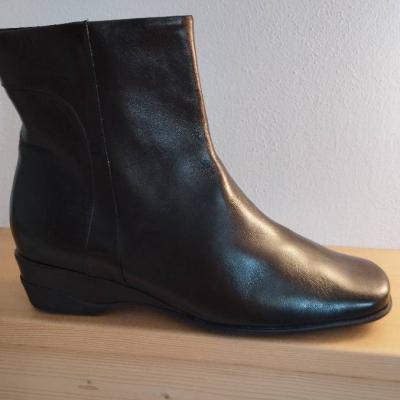 Schwarze Lederstiefel mit Gummisohle in Größe 41 - thumb