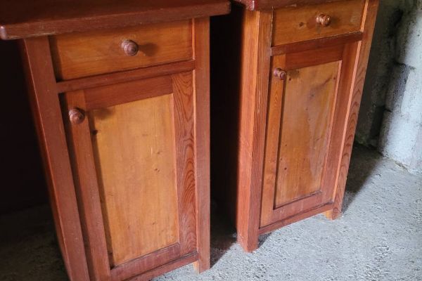 Verkaufe 2 Nachtkästchen aus Holz / Vendo 2 comodini in legno