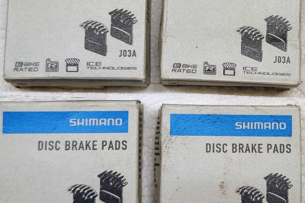 4 Paar neue Bremsbeläge Shimano J03A, zusammen 30 EUR