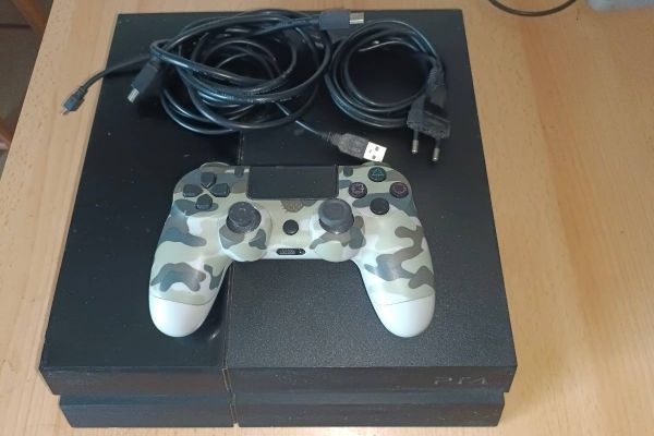 Gebrauchte Play Station 4 + 2 Spiele