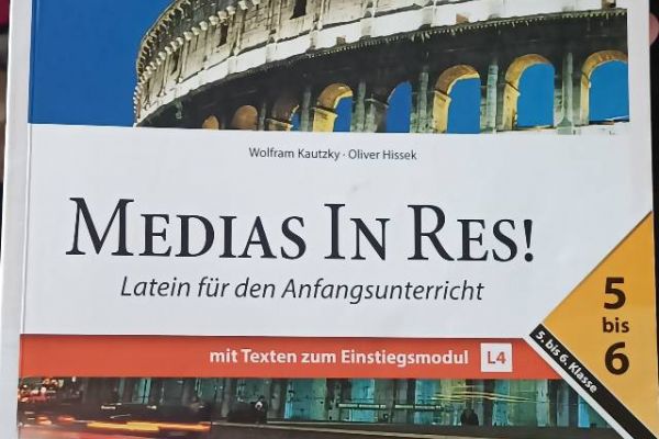 Oberschulbuch: Medias In Res!