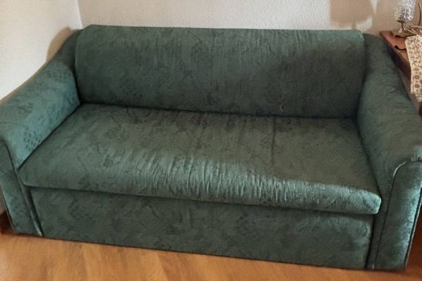 Gut erhaltene ausziehbare Couch abzugeben