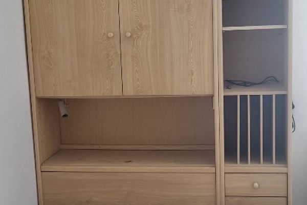 Schrank mit Ablage