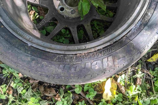 4 Alufelgen 4Loch mit Reifen Heron 205/50R15 und eine Stahlfelge mit