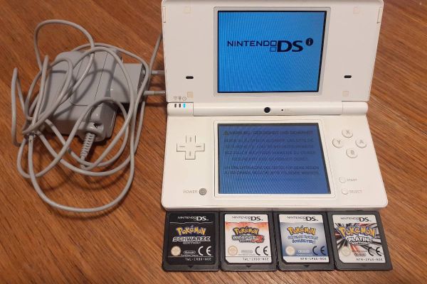 Nintendo DSI + 4 PKMN Spiele