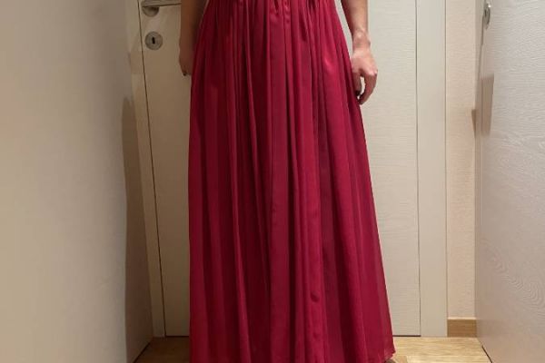 Ballkleid in roter Farbe