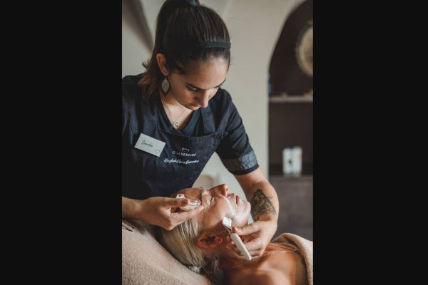 Kosmetikerin/Masseurin (m/w/d) Teilzeit/Vollzeit in Dorf Tirol gesucht