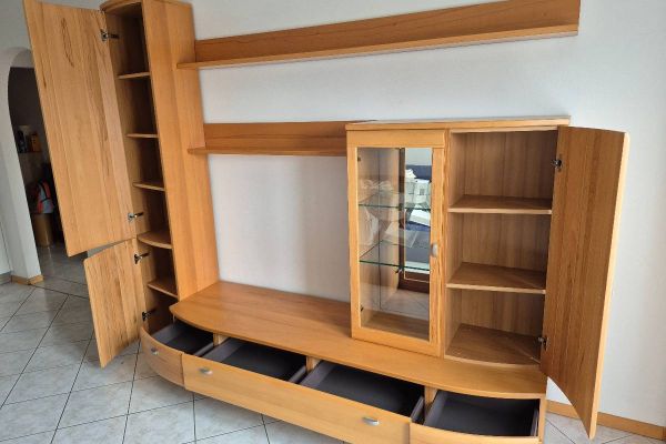 Wohnzimmerschrank, Ausziehbaren Tisch  und zwei Stuhle