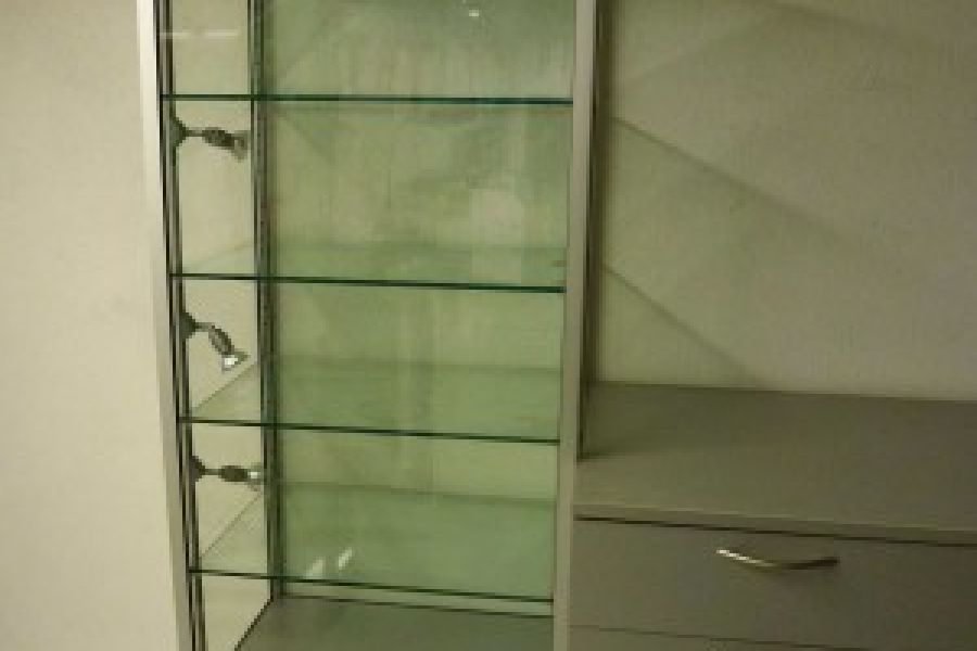 Glasvitrine mit Beleuchtung + 2 Kommoden - Bild 2