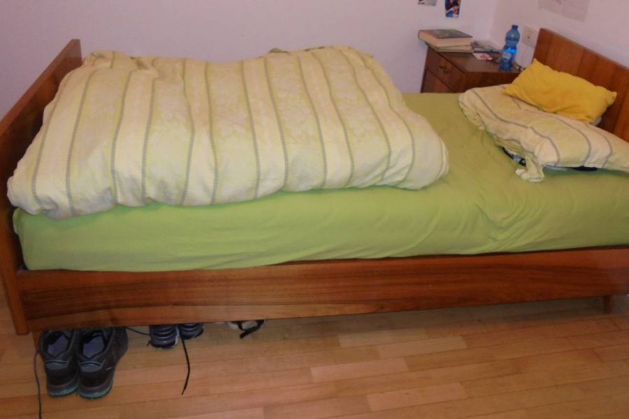 Einzelbett in Nußholz sehr günstig zu verkaufen - Bild 1