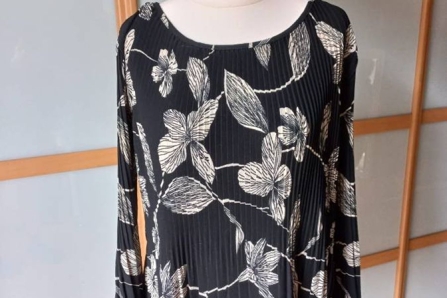 Wunderbare Plisseé Bluse schwarz mit Blumen - WIE NEU!!! - Bild 1