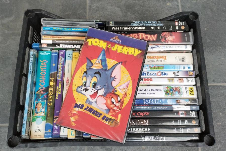 Kiste voll originale Blu-rays, VHS, CDs, DVDs - Bild 1