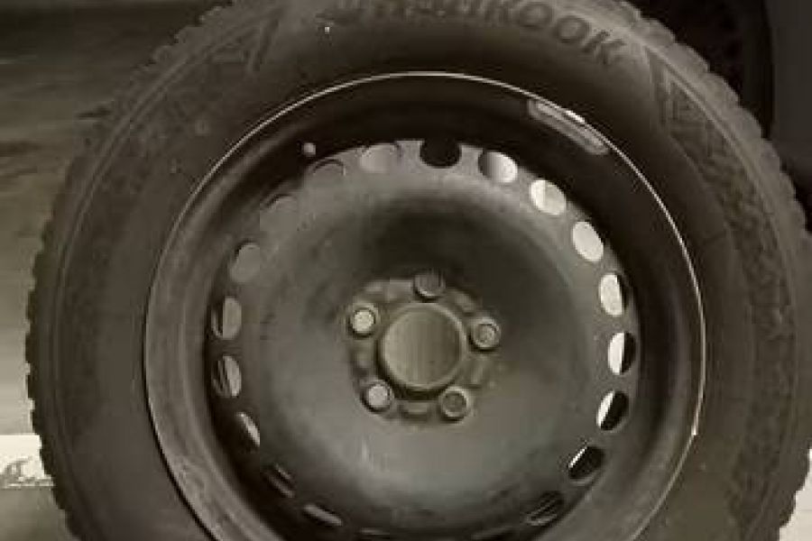 Winterreifen Hankook 215/16R60 99H auf Stahlfelgen montiert - Bild 1