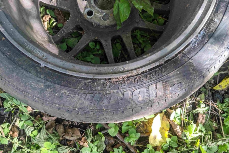 4 Alufelgen 4Loch mit Reifen Heron 205/50R15 und eine Stahlfelge mit - Bild 1