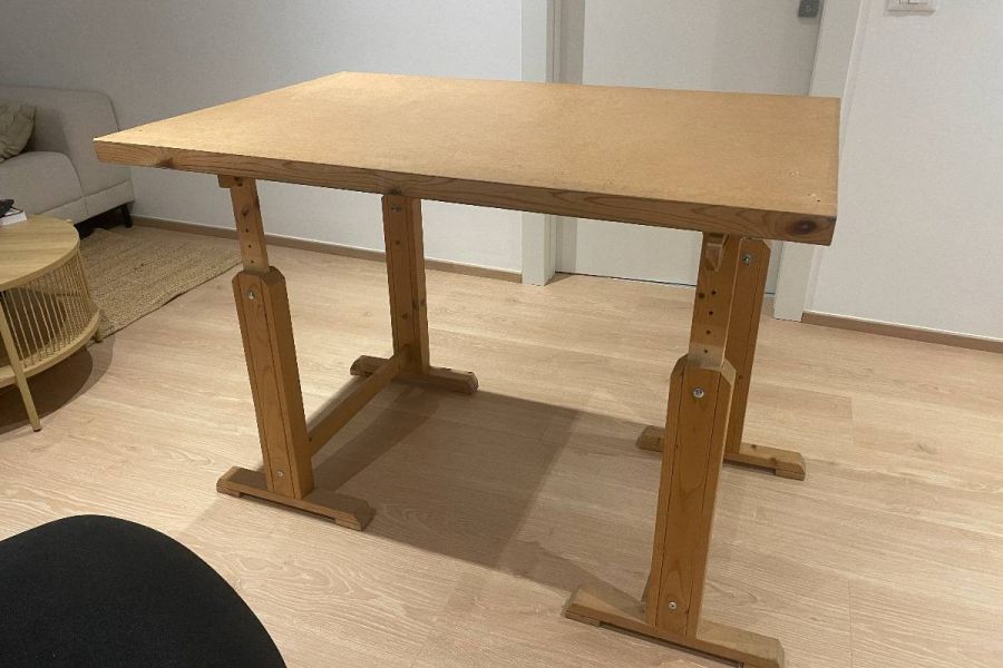 Höhenverstellbarer Holzschreibtisch + Bürostuhl - Bild 2